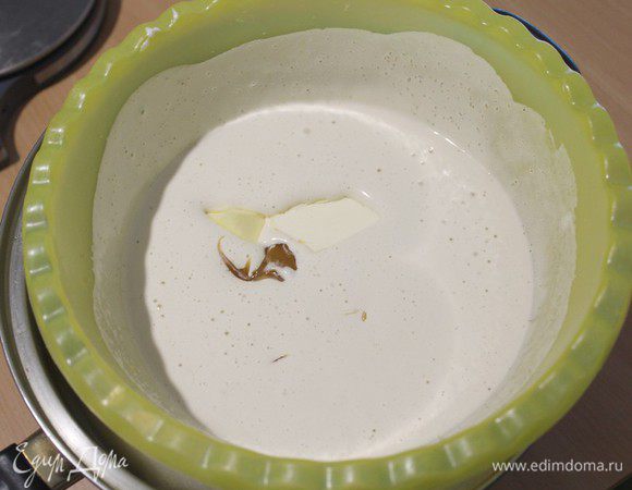 Добавить мед и мягкое сливочное масло, снова перемешать.