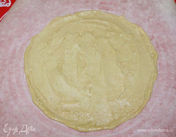 На бумаге для выпечки нарисовать круги диаметром 24 см. 1/4 теста распределить равномерно тонким слоем. Выпекать в духовке при 180–200°C.