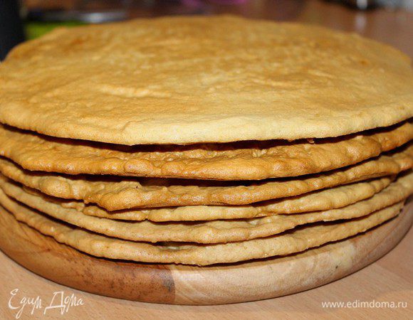 Также испечь остальные коржи и остудить их. Они поднимаются около 7 мм 1 см высотой.