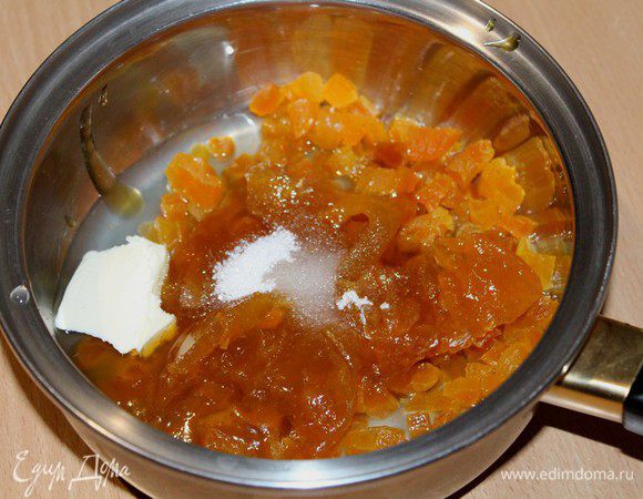 Желатин заранее замочить в небольшом количестве воды (как указано в инструкции). Курагу нарезать на маленькие кусочки, смешать с остальными ингредиентами. Нагреть на небольшом огне, выключить, смешать с набухшим желатином, перемешать до растворения желатина.