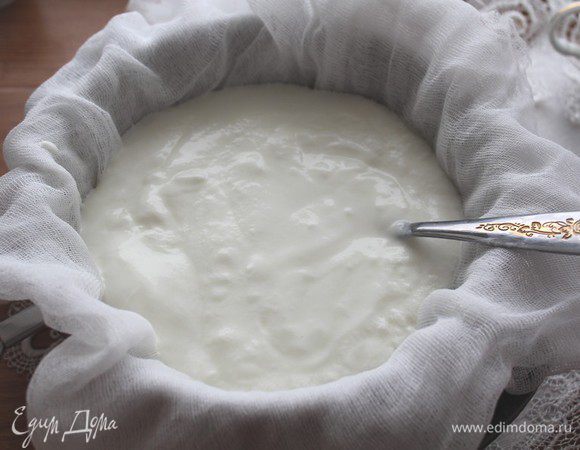 Йогурт выложить на сито, застеленное несколькими слоями марли, и подставить снизу емкость для стекающей сыворотки. Убрать в холодильник на 2–3 часа. После отделения сыворотки получается густая масса, похожая на творожный сыр.