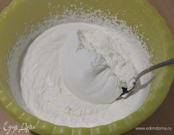 Сливки взбить с сахаром до устойчивых пиков. Добавить йогурт, (пробуйте на вкус, но не переборщите с сахаром, коржи достаточно сладкие), аккуратно перемешивая ложкой снизу вверх.