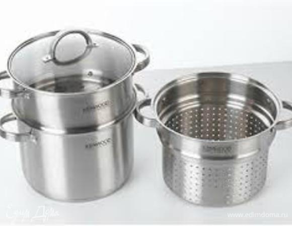 В нижней части кастрюли разогреть масло, добавить мясо, специи, лук и помешивать эту смесь, пока она не станет золотистого цвета. Залить водой до половины кастрюли.