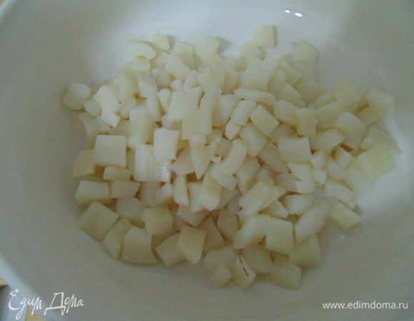 Очищенного кальмара отварить в подсоленной воде 2-3 минуты, остудить, нарезать кубиком.
