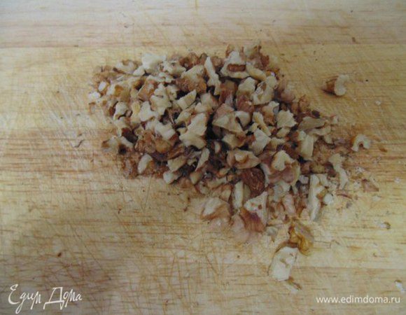 Грецкие орехи обжарить на сухой сковороде, порубить.