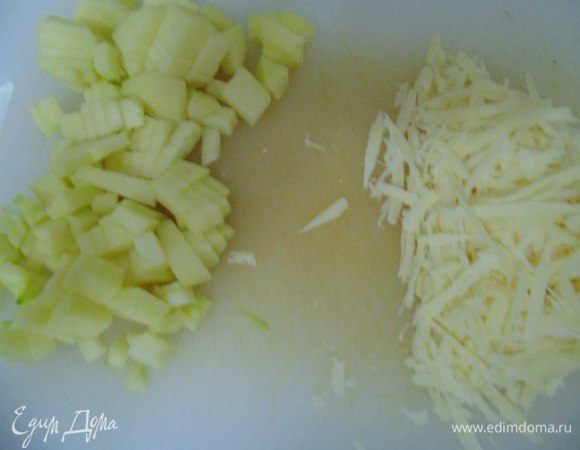 Сыр натереть на терке. Большое кислое яблоко очистить от кожуры и семечек, порезать кубиком.