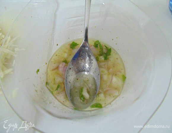 Лук-шалот и мяту мелко порезать. Смешать лимонный сок и оливковое масло,посолить, поперчить, добавить лук и мяту.