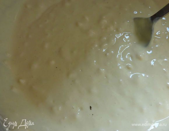 Сыр натереть и 1/4 стакана отложить в сторону . Чеснок выдавить через пресс . В миске перемешать все ингредиенты кроме отложенного сыра.
