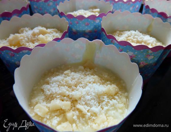Наполнить формочки для кексов на 3/4 . 
Посыпать оставшимся сыром.

