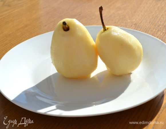 Груши почистить. 
Осторожно вынуть сердцевину.
Смазать лимонным соком (чтобы не потемнели) - 1 ч.л..
