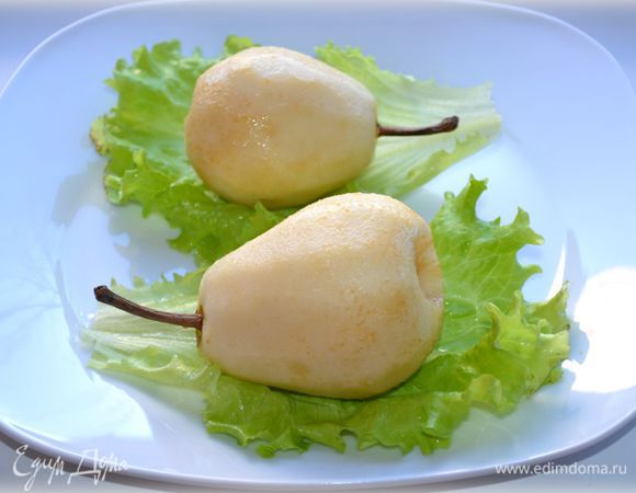 На сервировочную тарелку положить листья салата, на них груши.