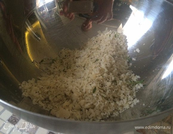 Трём пармезан (строго пармезан, другой сорт сыра не подойдёт) на мелкой тёрке. 