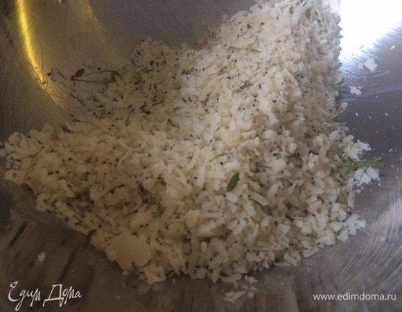 Смешиваем в миске сыр, кунжут и мак. 