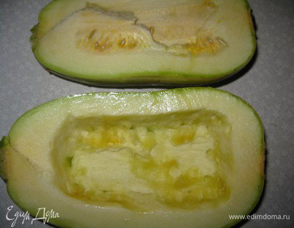 Кабачок моем, разрезаем на половину и вынимаем семечки. Вырезаем мякоть, но оставляем 1 см от стенок. Потом съедим этот кабачок ложкой, он будет очень вкусный. Немного посолить кабачки внутри.