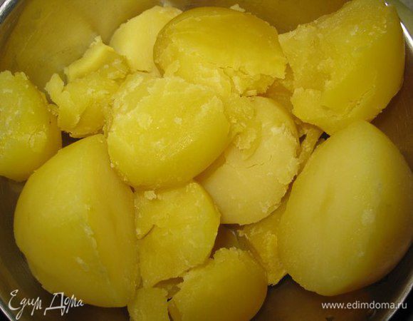 Картофель в мундире почистить, разрезать, добавить мелко порезанные кабачки, посолить, добавить приправы, зелень петрушки.