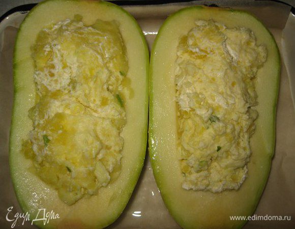 Кабачки выложить на противень застланный пекарской бумагой. Пюре выложить в кабачки. 