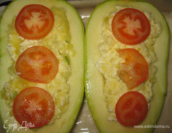 Сверху выложить порезанный помидор.