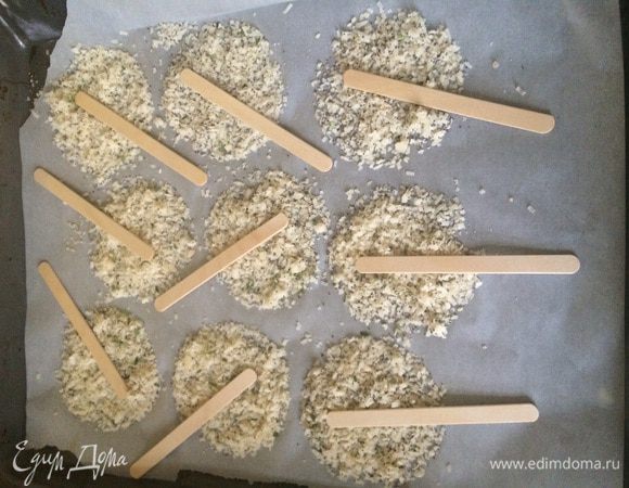 На круги выкладываем черенки. Здесь у меня палочки для мороженного. Они есть во всех магазинах, лежат в упаковках рядом с пломбирами в стаканчиках. Пробовала много оплатить их- бесполезно :) они бесплатные , предполагается конечно, что вы возьмете 1-2, а не 20 :))) но деньги они всё равно не берут. Если ваша совесть возмущается- купите деревянные шпажки для шашлычков.