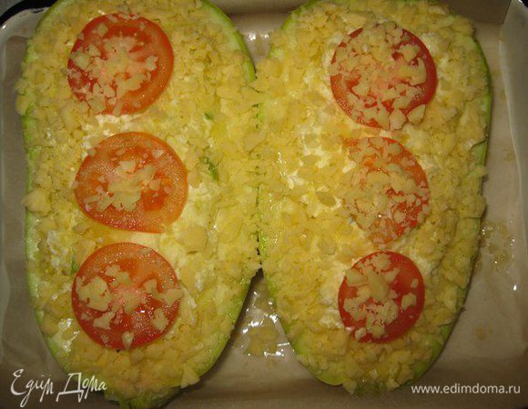 Сверху посыпаем тертым сыром, для вкусной сырной корочки.