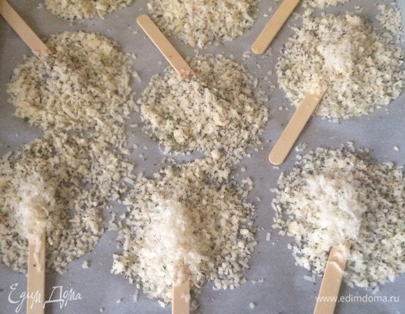 Внутри круга присыпаем черенок небольшим количеством нашей сырной смеси.