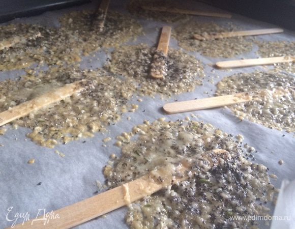 Всё! На пять минут в середину духовки. Не пугайтесь, они будут булькать пузыриться. Достаньте, дайте застыть. Они чудесно отходят от бумаги как масляные печенья. Ну очень редко бывает нужно поддеть шпателем.