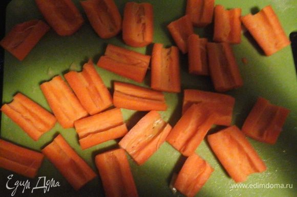 Овощи почистить порезать (морковь разрезать вдоль и вырезать сердцевину)(репу- 4 части, тыкву - крупными кусками). Довести до кипения.