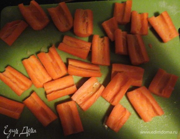 Овощи почистить порезать (морковь разрезать вдоль и вырезать сердцевину)(репу- 4 части, тыкву - крупными кусками). Довести до кипения.