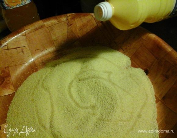 Крупу высыпают в глубокую и широкую посуду (тазик), слегка сбрызгивают растительным маслом.
В верхнюю часть пароварки (дуршлаг) перекладываем подготовленную крупу, оставляем на огне 15-20 минут (так чтобы шёл сильный пар). Затем высыпаем крупу в большую тарелку, размешиваем вилкой, сбрызгиваем подсоленной водой 200 мл. Когда крупа слегка остынет - перетираем её руками и снова ставим в пароварке на огонь. Процедуру повторяем 3 раза.
Когда снимаем с огня в последний раз, добавляем сливочное масло, тщательно перемешиваем.