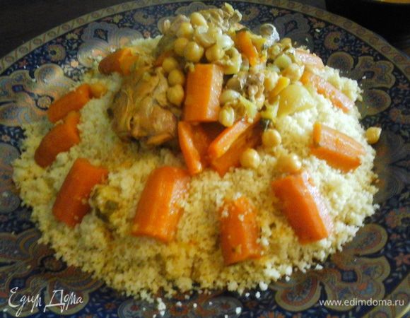 Всё готово.
Кускус выкладывают на большое блюдо горкой, в центре делают углубление, в него кладут мясо, вокруг раскладывают овощи.
Соус налить в пиалки и также подать к столу.