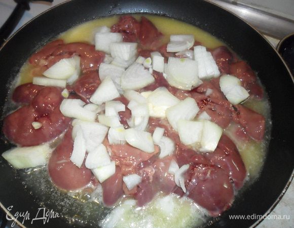 В сковороду наливаем растительное масло и  туда-же 50 г сливочного масла. Выкладываем зачищенную  печень, сверху нарезанный лук и накрыв крышкой тушим на медленном огне 15 минут, следим, чтобы печень не жарилась, а именно томилась. 