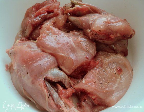 Кролика или зайца хорошо промыть и разрубить на куски. Каждый кусочек натереть смесью соли, сахара и перца.