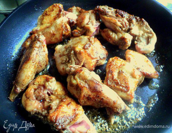 Обжарить кролика на сковороде на топленом масле до румяной корочки.