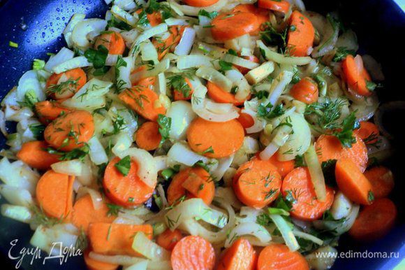 Лук нарезать четверть кольцами, морковь кружочками, зелень измельчить. Обжарить лук, морковь и часть зелени на сковороде на масле, оставшемся от мяса, в течении 10 минут.