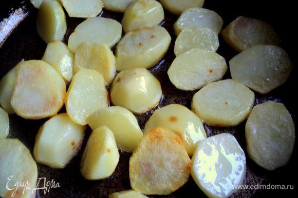 Картофель почистить, нарезать дольками или кусочками и обжарить на растительном масле до полуготовности.