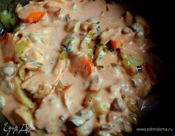 Когда мясо станет мягким добавить верхним слоем картофель, оставшийся лук и морковь. Залить сверху соусом. Сотейник накрыть крышкой, поставить в духовку и запекать при температуре 180-200 градусов 40-45 минут.
