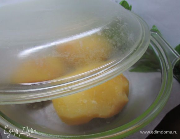 Картофель вымыть щёткой, положить в кастрюлю с холодной подсоленной водой, довести до кипения, накрыть крышкой и варить 30 минут. Затем воду слить, дать картофелю немного остыть и очистить его ещё горячим от кожуры. Положить картофель в миску, накрыть крышкой и оставить при комнатной температуре на 12 часов.