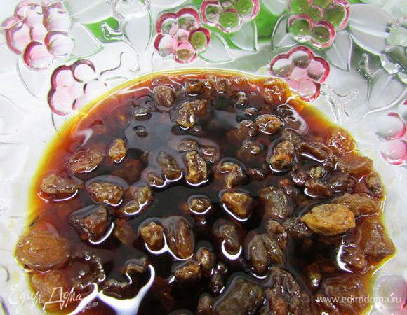 На это же время замочить в роме изюм.