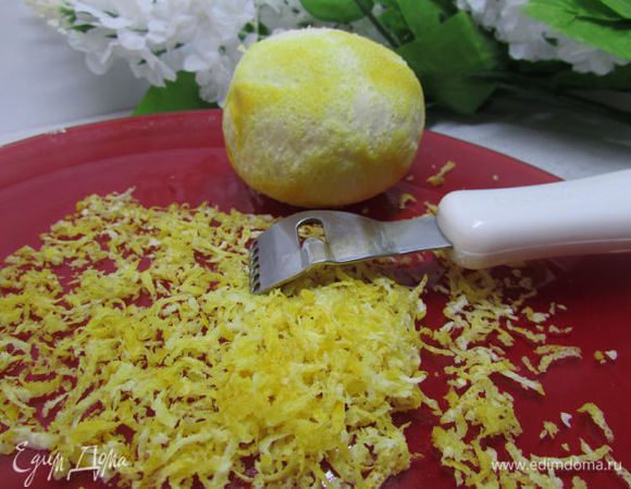 Снять цедру с лимона.