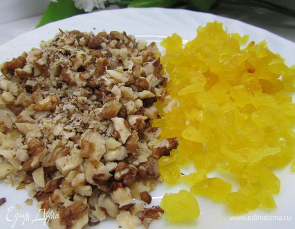 Цукаты и орехи измельчить ножом.