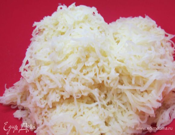 Картофель натереть на мелкой тёрке.
