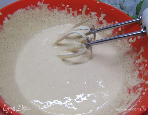 Желтки и сахар взбить до густой массы.