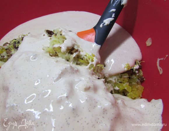 В миске соединить картофель, изюм, ванильный сахар, соль, цукаты, орехи, тёртую цедру лимона. Добавить взбитые желтки и тщательно вымесить тесто.