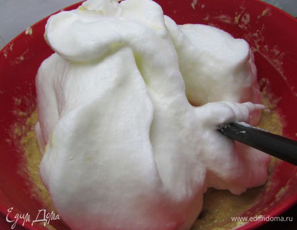 Белки взбить в крутую пену и осторожно ввести их в тесто при помощи лопаточки. аккуратными, но интенсивными движениями сверху вниз.