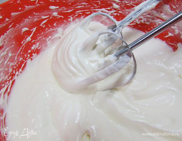 Для крема взбить сметану миксером до пышности, добавить ванильный экстракт (я не добавляла) и, продолжая взбивать, небольшими порциями сахарную пудру.