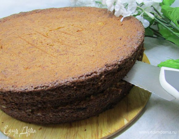 Разрезать корж пополам.