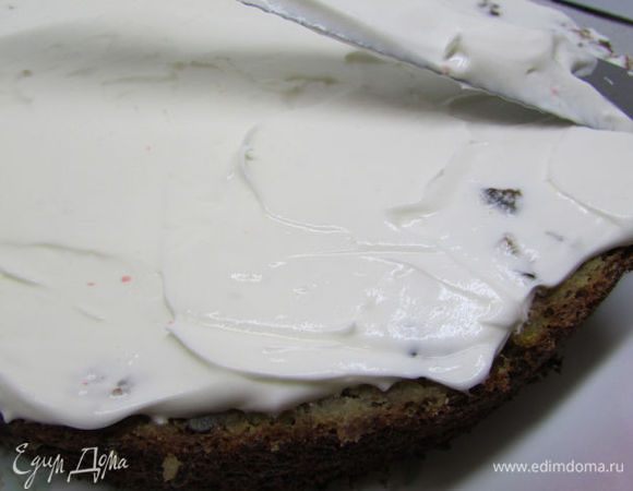 Промазать кремом половинки.