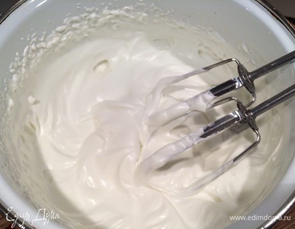 Сливки взбивать на максимальной скорости в течение 6–8 минут, до плотного состояния. Емкость накрыть пленкой и отправить в холодильник.