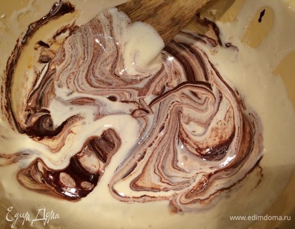 Дать шоколадной массе немного остыть. Затем переложить пару столовых ложек шоколада в желтковую массу и аккуратно перемешать. Таким образом, желтки не свернутся, и температура двух масс будет примерно одинаковой.