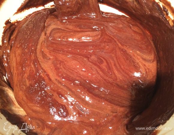 Постепенно добавить остальной шоколад, аккуратно смешать до получения однородной массы кофейного цвета.