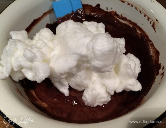 Белки взбить в крепкую пену. Добавить порциями к шоколаду и снова перемешать до однородности. Я вмешиваю белки за 2–3 раза, так масса получается более однородной, а сам мусс в конце приготовления — более воздушным.